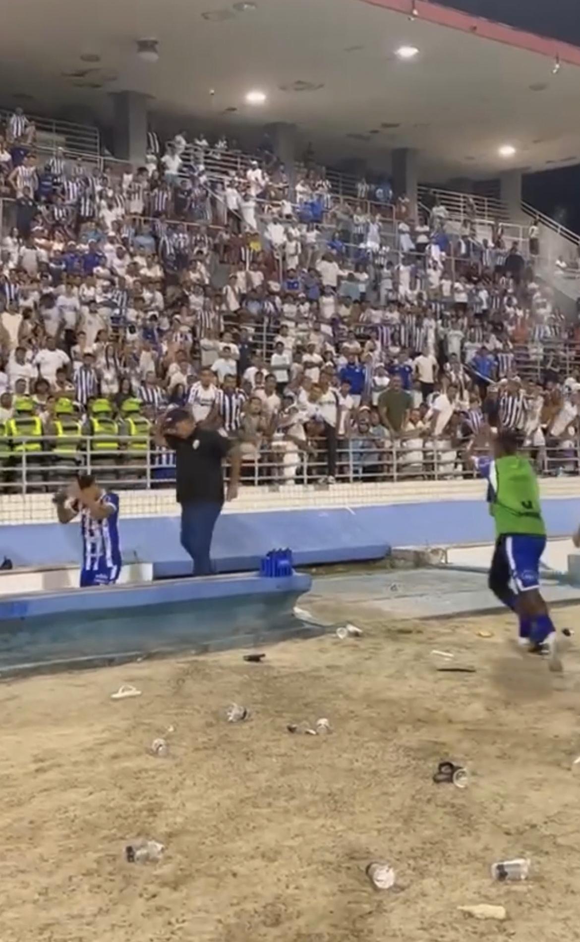 Torcida do CSA atira objetos contra jogadores após tropeço na Série D; veja
