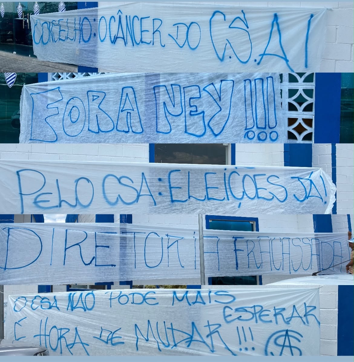 Torcida do CSA protesta no CT Gustavo Paiva em aniversário de 113 anos do clube