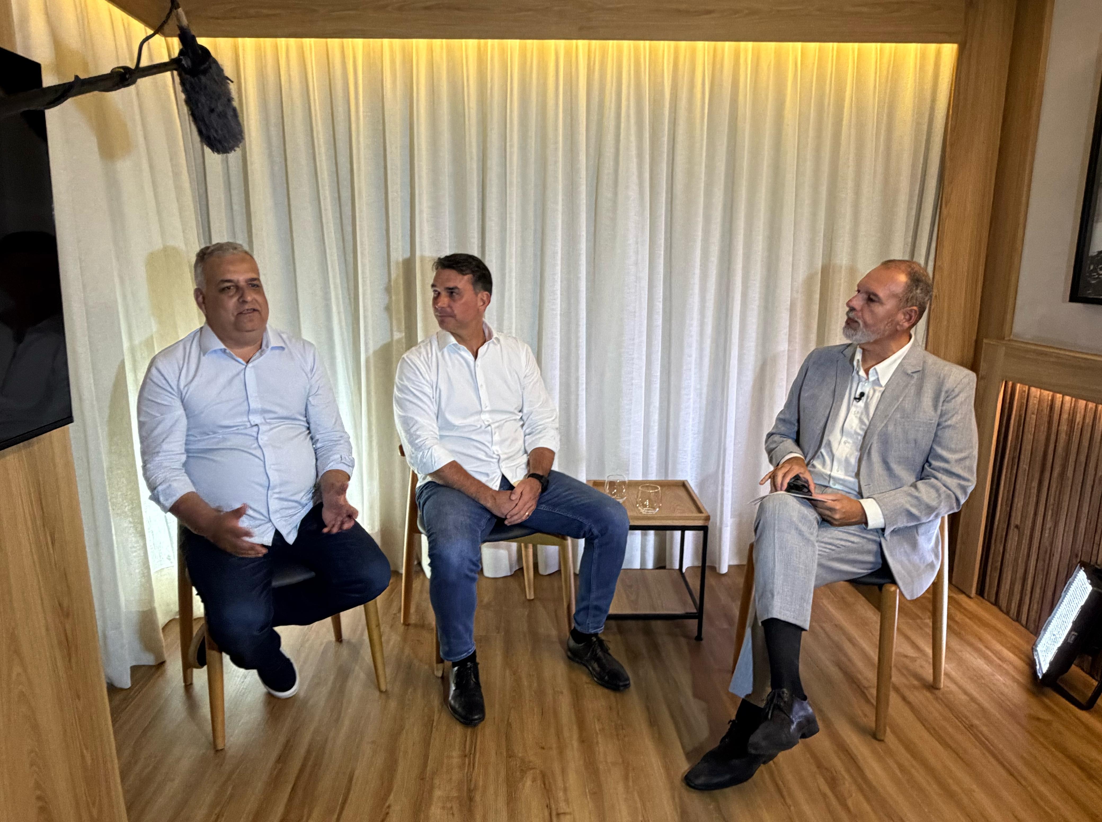 Vídeo: À TV Gazeta, Flávio e Alfredo prometem manter Bolsa Família e enfrentar facções