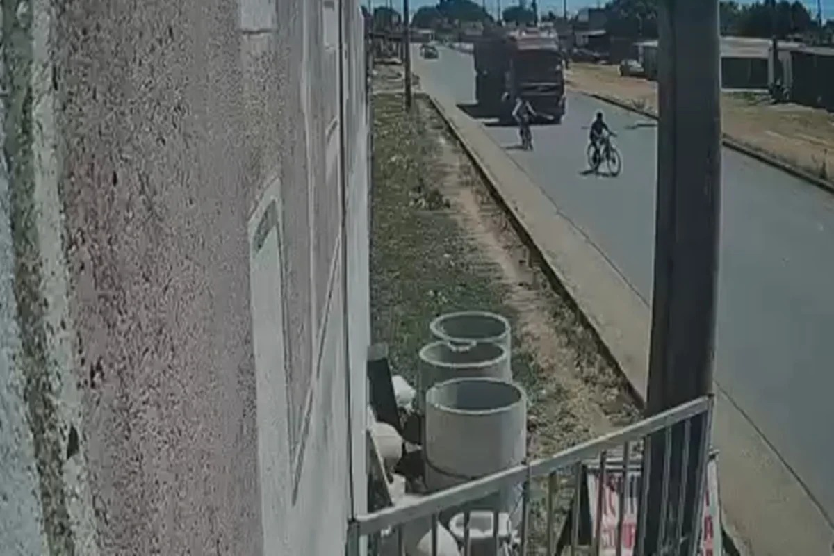 Vídeo: adolescente morre após ser atropelado por carreta