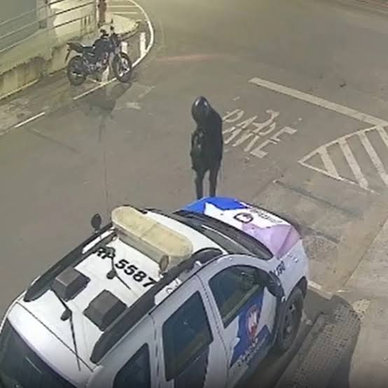 Vídeo: homem dança antes de explodir carro da PM em frente a batalhão