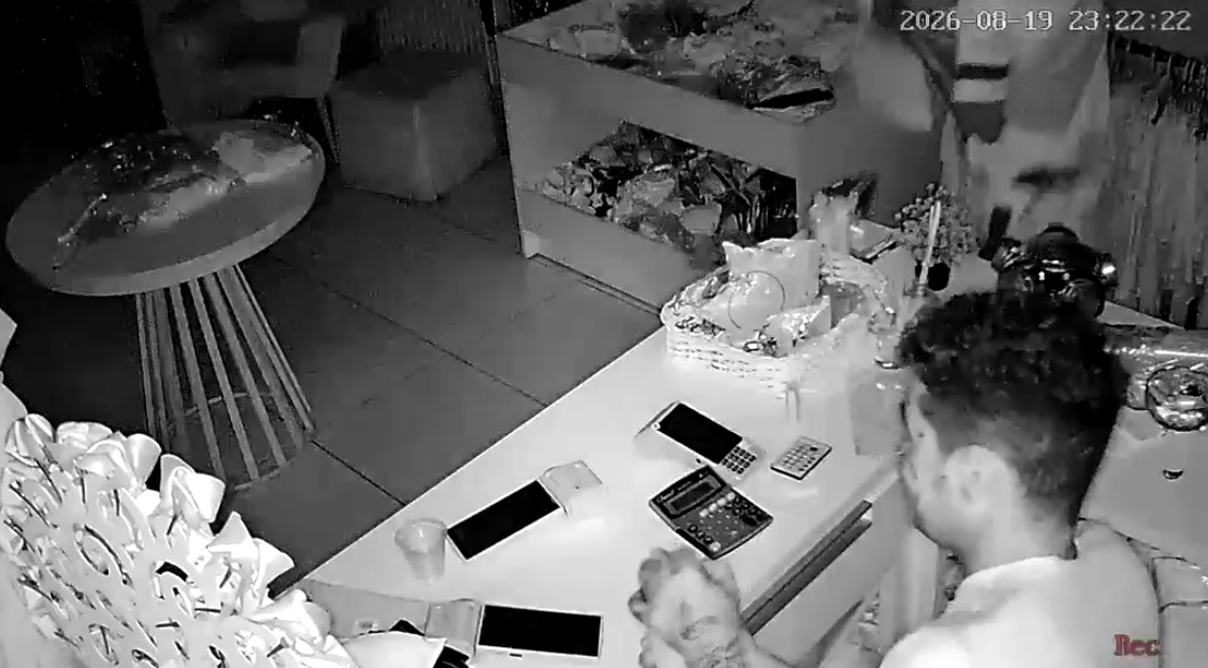 Vídeo mostra criminosos invadindo loja de roupas no centro de Arapiraca