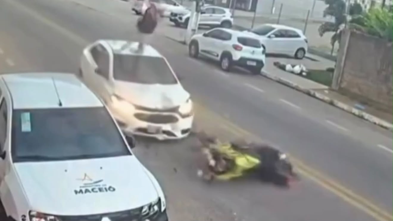 Vídeo mostra motociclista sendo arremessado após colisão com carro no São Jorge