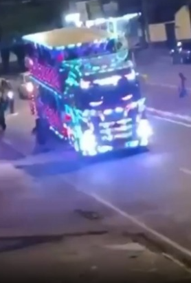 Vídeo: motociclista morre após ser atropelado por "Carreta da Alegria"