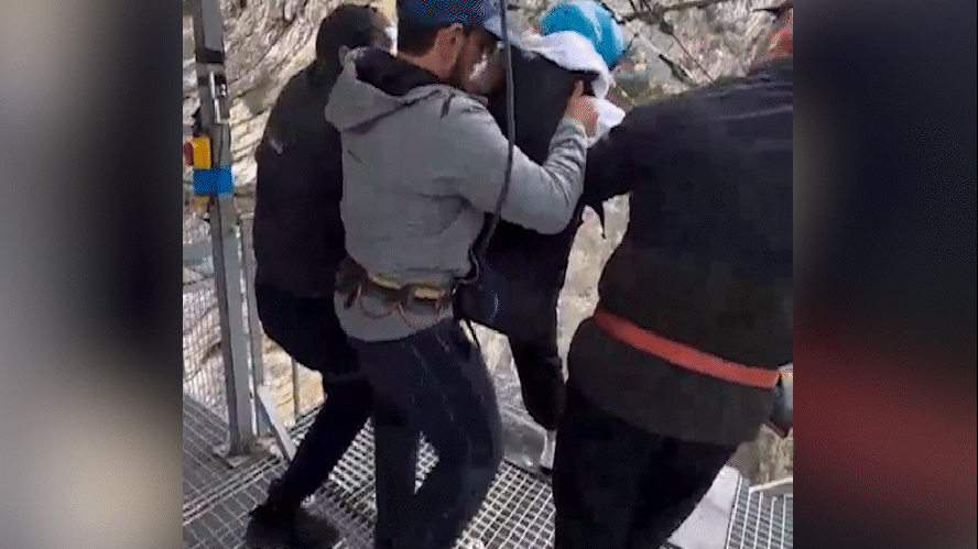 Vídeo: turista é chutada e forçada a saltar em cânion de 80 metros