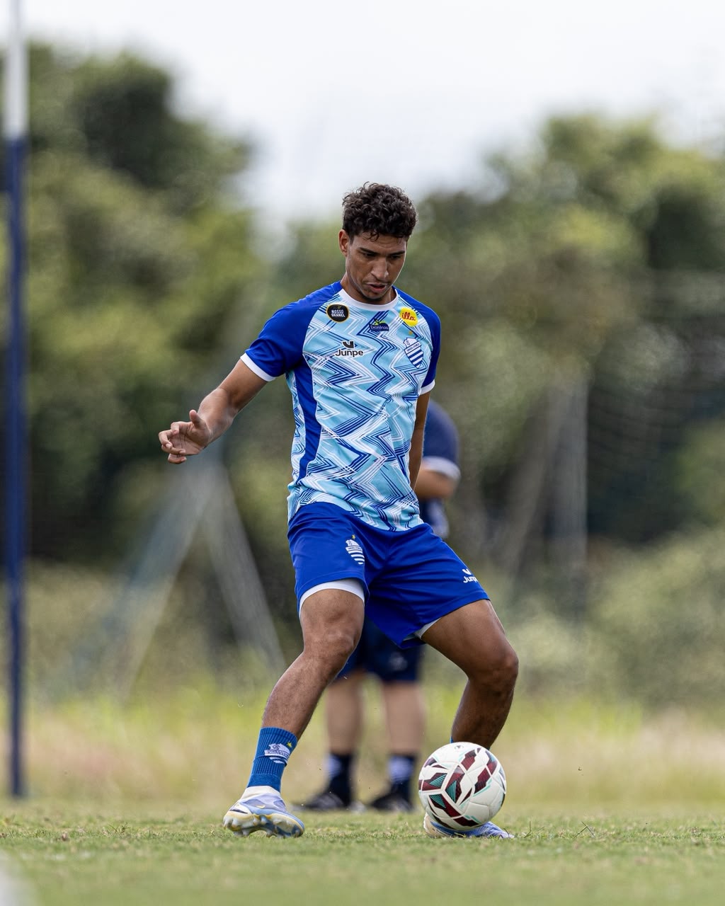 Zagueiro do CSA, Amorim volta a treinar e pode ser novidade contra o Nacional