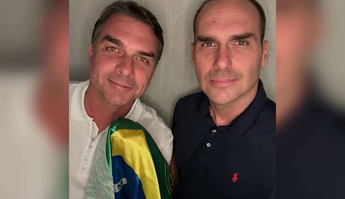Eduardo Bolsonaro compartilha foto com Flávio e fala em “não desistir do Brasil”