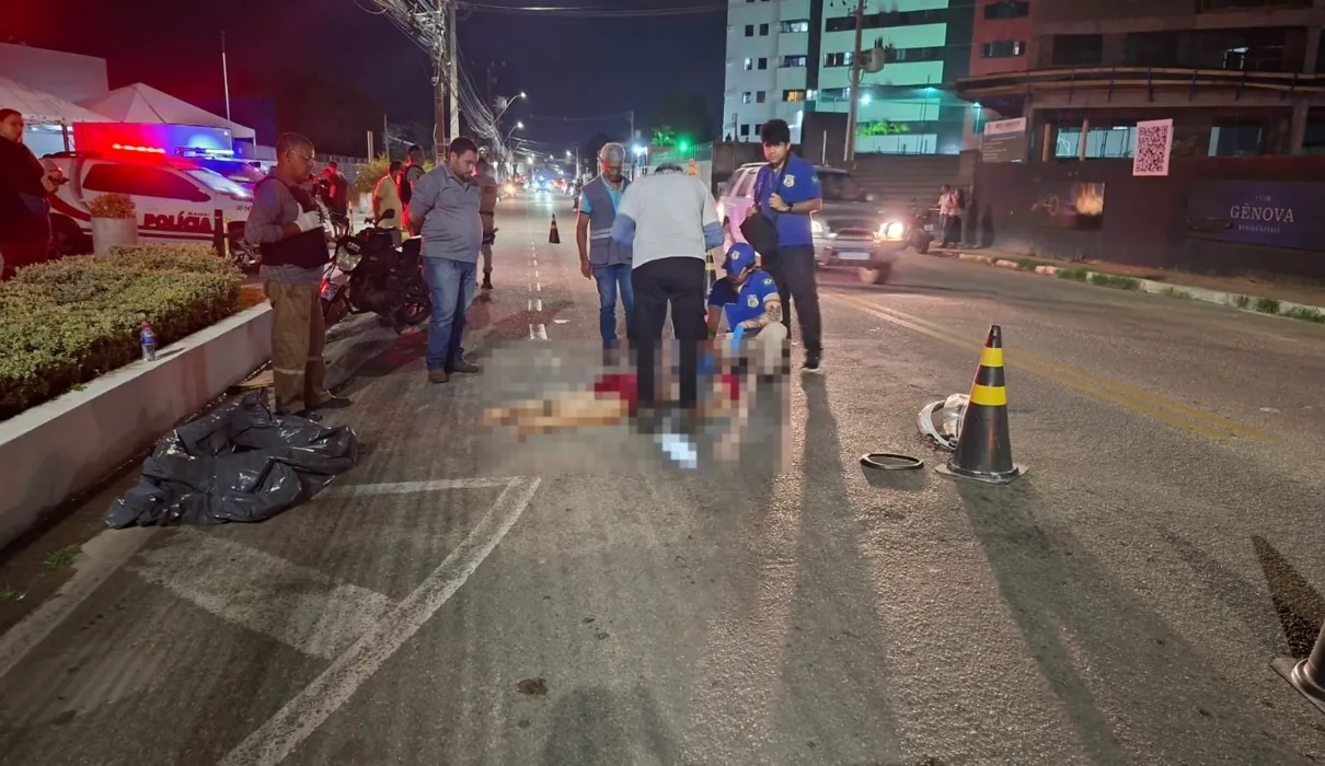 Passageira de moto por app morre após ser atropelada por caminhão no São Jorge