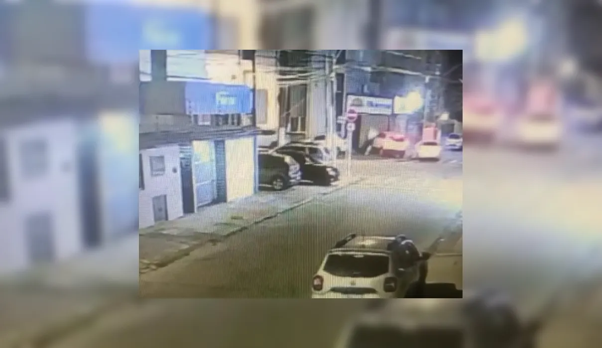 VÍDEO: veículo invade hotel após colisão em cruzamento na Avenida João Davino