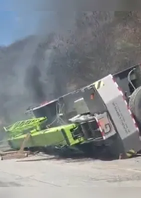 Acidente provoca incêndio e interdita trecho da Serra das Espias, em Palmeira