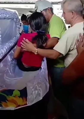 Adolescente levanta de caixão durante próprio velório