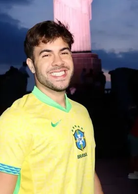 Álvaro vai ao hospital após mosquito entrar em ouvido durante encontro
