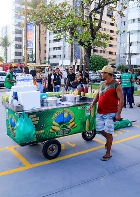 Ambulantes avaliam mudança para novas áreas de alimentação na orla de Maceió