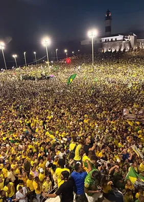 Ao lado de Alfredo Gaspar, Flávio Bolsonaro reúne apoiadores no Farol da Barra e recebe título de Cidadão Soteropolitano