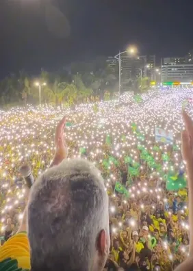 Apoiadores rezam Pai-Nosso durante Bloco do 22 na orla de Maceió