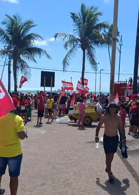 Ato em apoio à candidatura de Lula reúne apoiadores no Corredor Vera Arruda, na Jatiúca