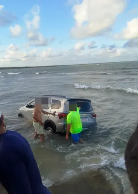 Carro fica submerso na praia do Pontal do Peba; veja o vídeo!