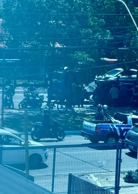 Carro sobe em canteiro central e colide com outro veículo na Av. Fernandes Lima
