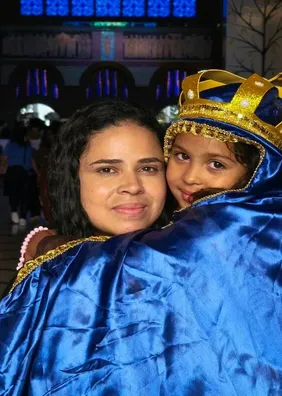 Criança de 6 anos chama atenção em Aparecida por devoção a Nossa Senhora