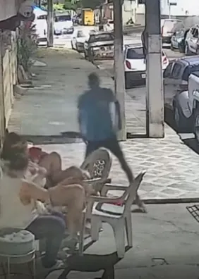 Criminosos armados assaltam moradores na porta de casa na Ponta da Terra