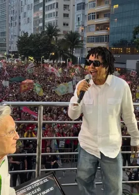 Djavan participa de ato pela reeleição de Lula no Rio: “Viva a cultura brasileira”