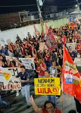 Estudantes e trabalhadores fazem caminhada em apoio a Lula em Maceió