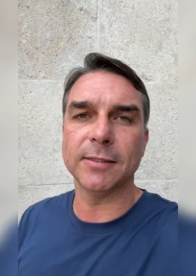 Flávio Bolsonaro anuncia liderança da oposição a Lula e prepara ação contra chapa eleita