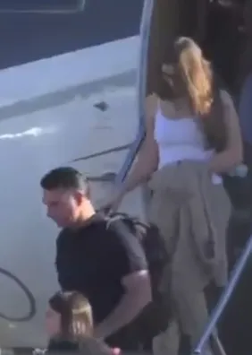 Flávio Bolsonaro e família desembarcam em Miami após fugir do Brasil