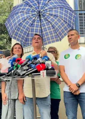 Flávio Bolsonaro vota no Rio e declara: 'Chegou a hora da mudança de verdade'