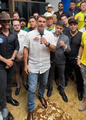 Gusttavo Lima, Zezé Di Camargo e mais de 30 sertanejos declaram apoio a Flávio Bolsonaro