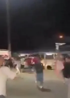 Homem atira para o alto em manifestação pró-Lula em universidade de Sergipe