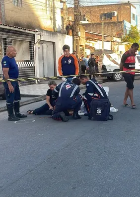 Homem é morto a tiros após ser abordado por criminosos em barbearia na Santa Amélia