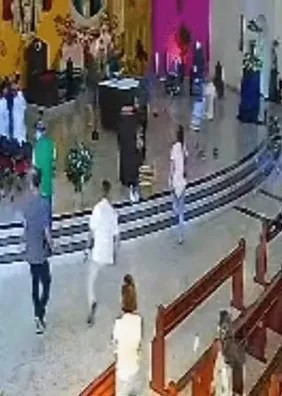 Homem invade altar e tenta atacar bispo durante missa em São Paulo