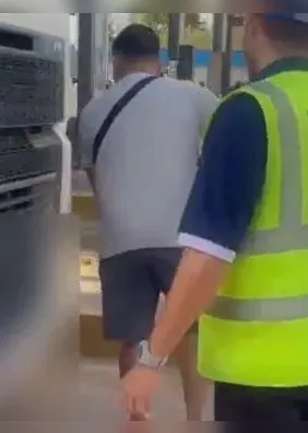 Homem usa metralhadora para destruir caminhão após briga de trânsito