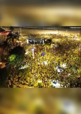 Imagem aérea mostra duas faixas da orla de Maceió tomadas durante Bloco do 22