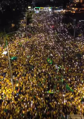 Imagens de drone mostram mar verde e amarelo na orla de Maceió; confira