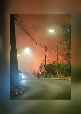 Incêndio atinge área tomada por lixo na Ladeira da Moenda, em Maceió