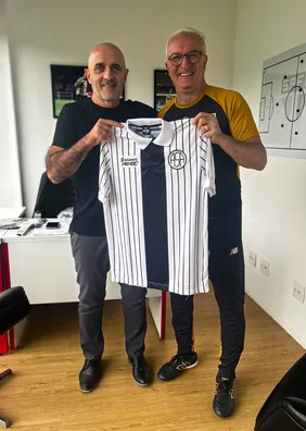 Itamar Schülle visita CT do São Paulo e presenteia Dorival Júnior com camisa do ASA