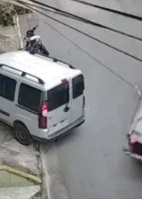Ladeira abaixo: caminhão quase acerta ciclista ao perder o controle; veja o vídeo