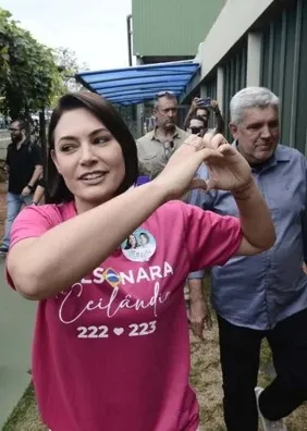 Michelle Bolsonaro bate boca com eleitora que gritou: "o inferno te espera"