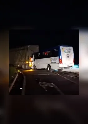 Motorista morre após ônibus com estudantes de Teotônio Vilela colidir com caminhão na BR-101