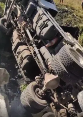 Motorista pula de caminhão antes de veículo cair em riacho no interior de Alagoas