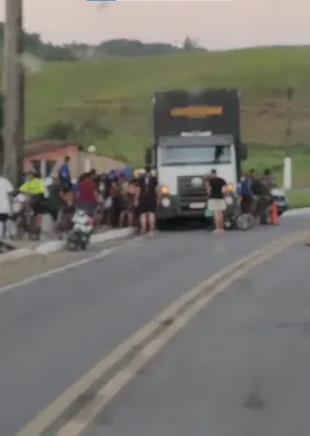 Mulher morre e outra fica ferida em acidente entre moto e carreta em Atalaia