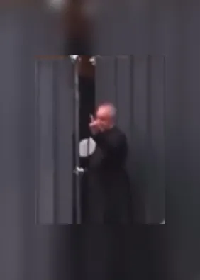 Padre é flagrado exibindo dedo do meio a manifestantes em Milão