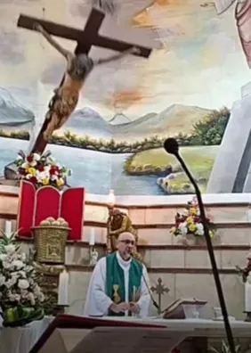 Padre morre após ser atingido por cruz de madeira durante missa transmitida ao vivo