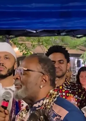 Pai de santo discursa em ato e afirma que macumbeiros não votam em Flávio Bolsonaro
