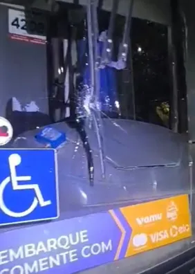 Pânico dentro do ônibus: passageiros se deitam no chão durante ataque a tiros em Maceió