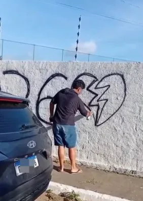 Entenda o que significa a pichação feita em muro de cemitério de Maceió durante sepultamento