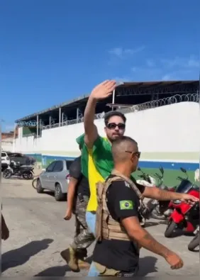 Rico Melquiades vota cercado de seguranças particulares em Maceió
