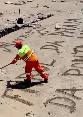Vídeo: Gari viraliza ao escrever mensagens na areia da Praia de Ponta Verde